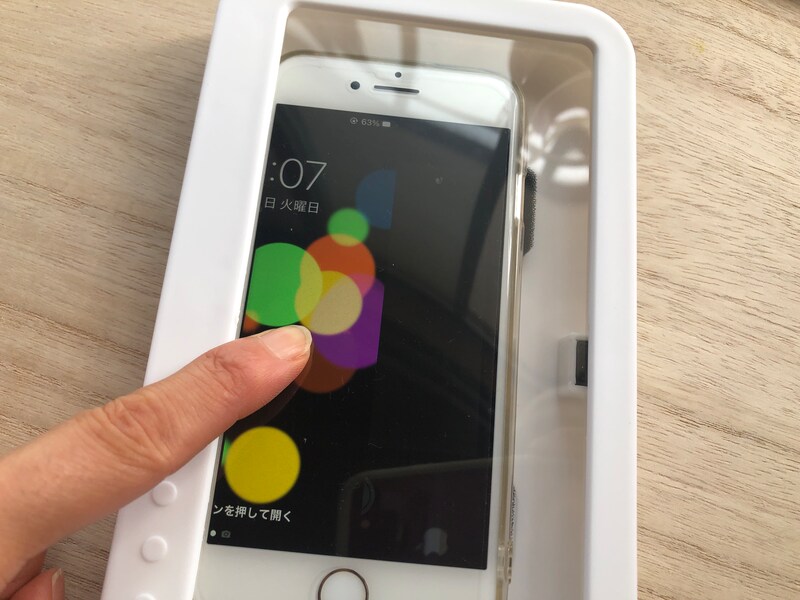 ダイソーの「防滴スマホホルダー」にスマホを入れても反応する