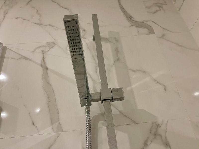 手持ちタイプのシャワーヘッド