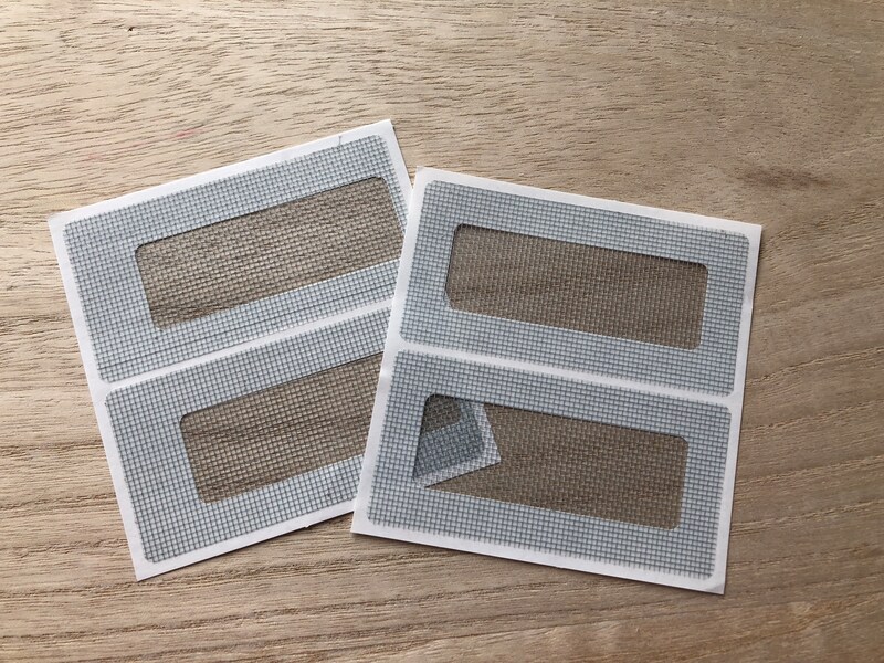 ダイソーの「網戸補修シール 4枚」の1枚のサイズは90mm×45mm