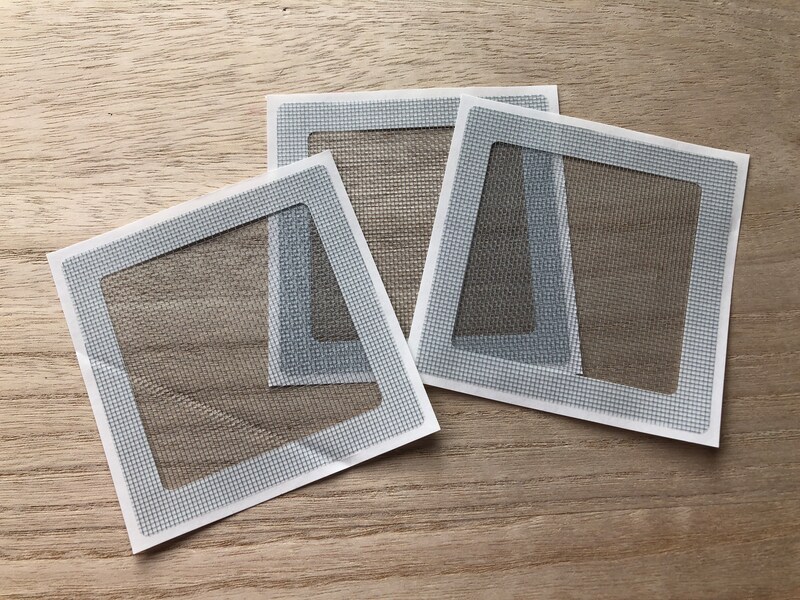 ダイソーの「網戸補修シール 3枚」は、90mm 90mmの正方形