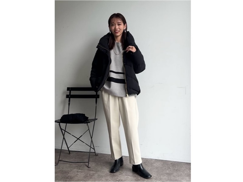 カジュアルなアウターときれいめな白パンツの相性は抜群 出典:WEAR