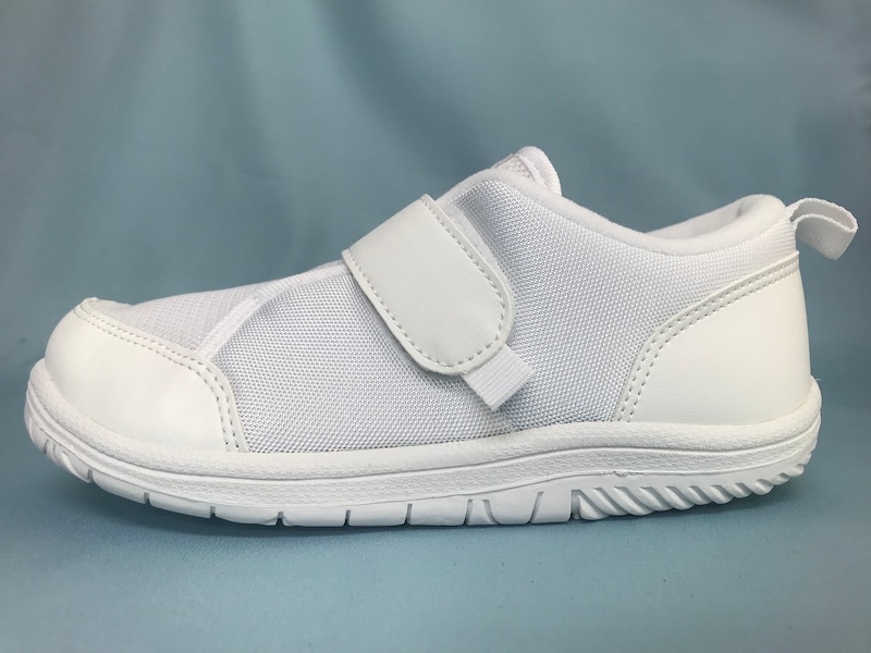 面テープで甲を固定できる上履き