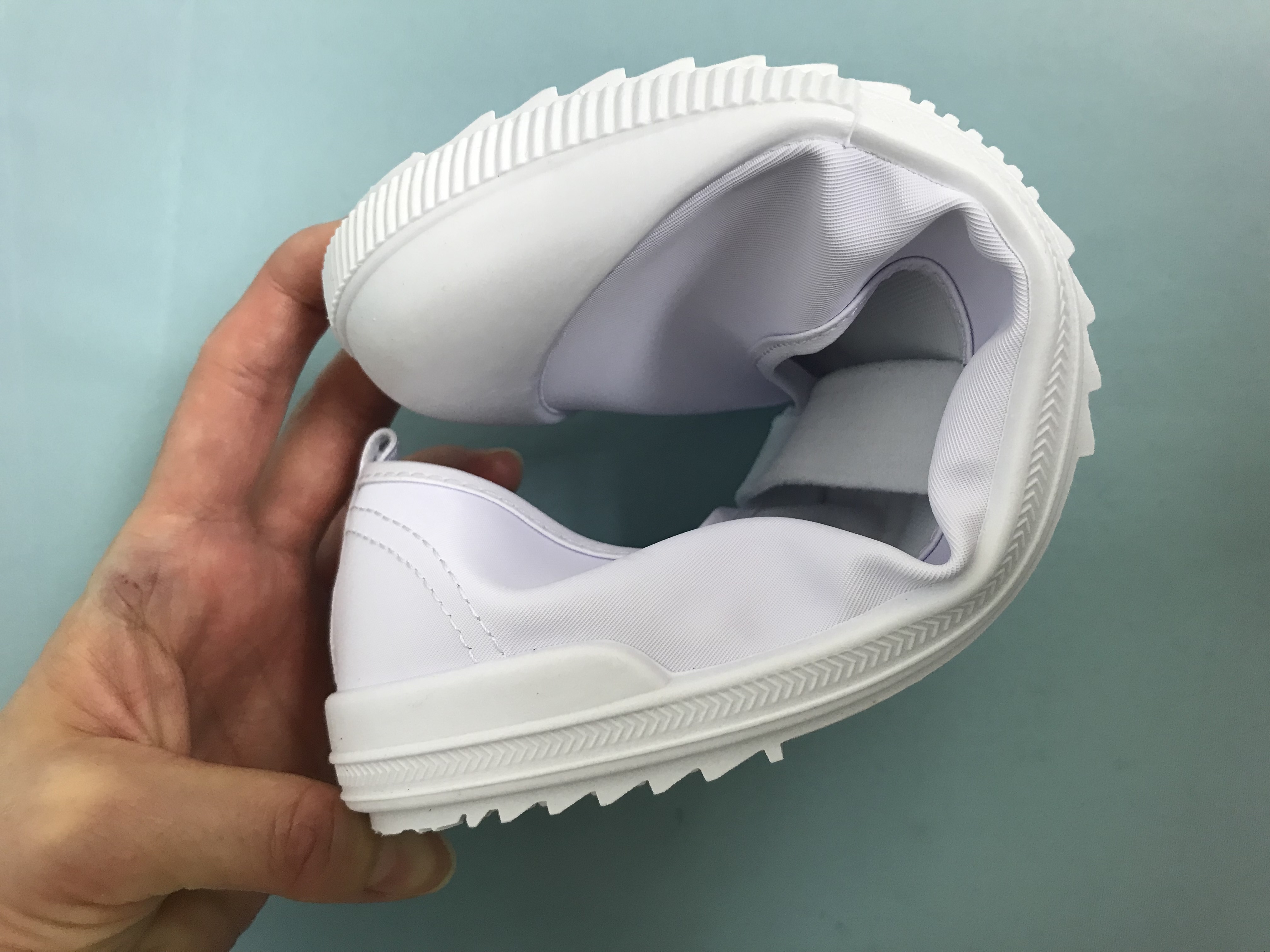 バレエシューズタイプの上履きは、ぐにゃぐにゃすぎて子どもの活発な動きをサポートできない