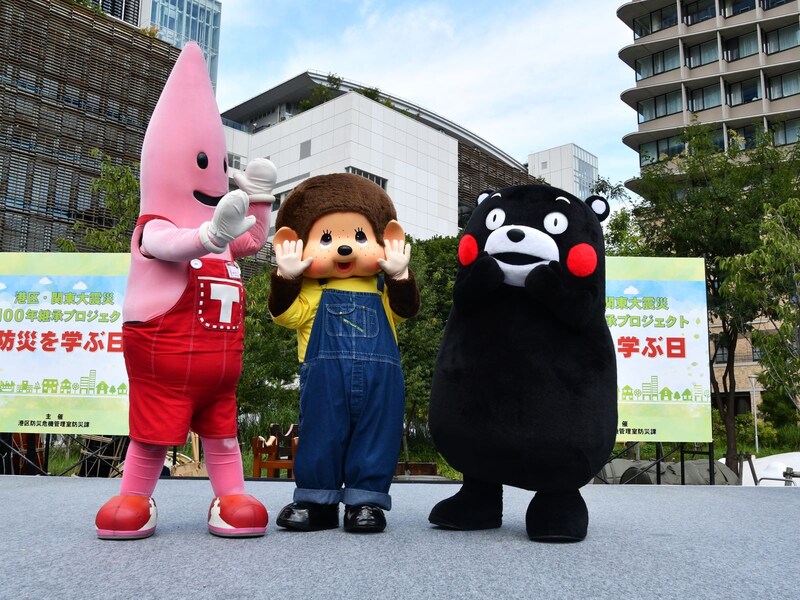 3人でわちゃわちゃと＝9月2日、東京都港区