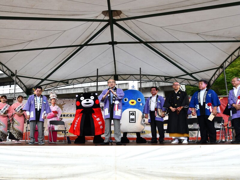 成田市長はじめ関係者とともに=9月16日、千葉県成田市