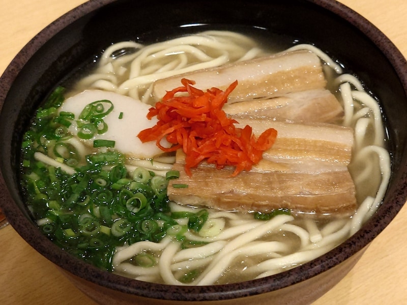 これが沖縄そばの基本形。紅ショウガではなく、針ショウガをのせる店もある