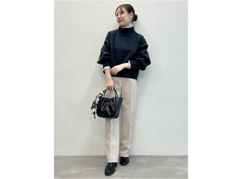 【OKコーデ】ネック部分からシアー素材のタートルをのぞかせてポイントに 出典:WEAR