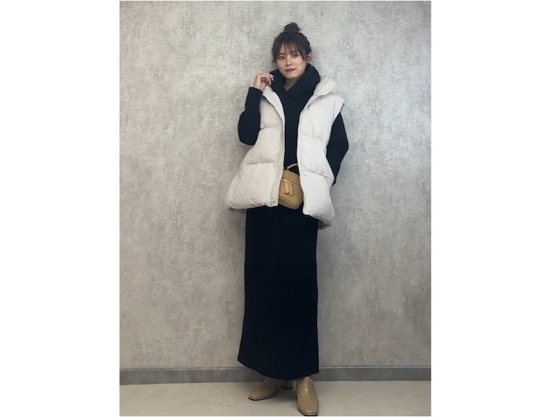 ロング丈のパーカワンピースにモコモコのダウン風ベストのバランスが可愛い　出典：WEAR