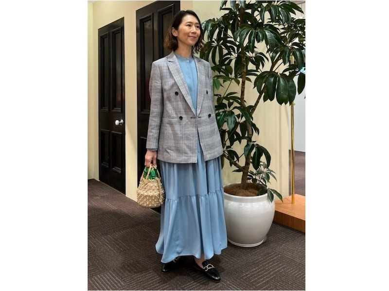 ライトグレーやライトブルーなど淡いカラーのチェック柄ジャケットをきれい色と合わせて　出典：WEAR
