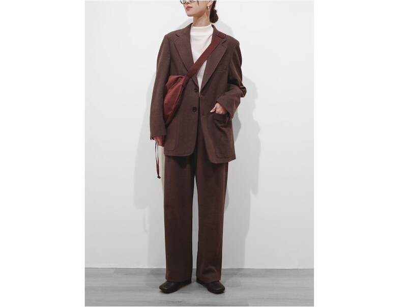 ジャケット＆パンツのセットアップコーデもブラウンでひとひねりを　出典：WEAR