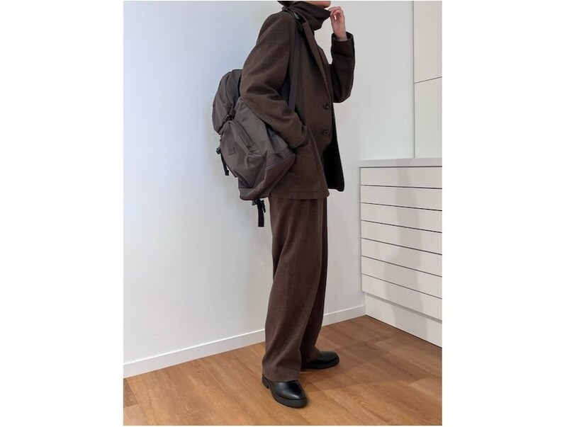 スーツやジャケットなどのきれい見えコーデにも合う洗練リュック　出典：WEAR