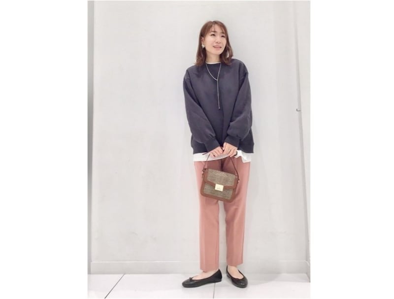 派手過ぎず温かみのあるピンクのパンツは着まわしやすくて◎　出典：StyleHint