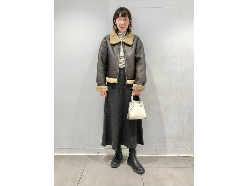 長すぎないAラインスカートはタイツやシューズ次第で印象も変えられます　出典：StyleHint