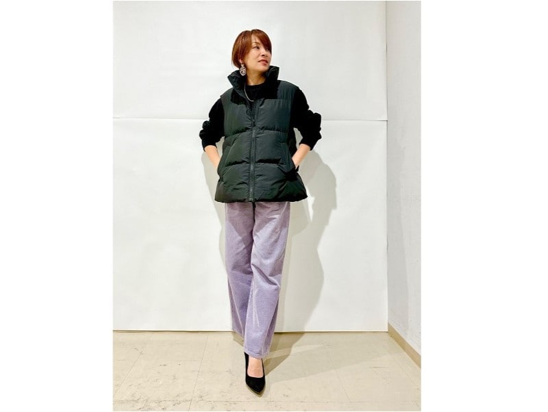 きれい色のコーデュロイパンツは肌触りもよく秋冬にうれしいアイテム　出典：StyleHint