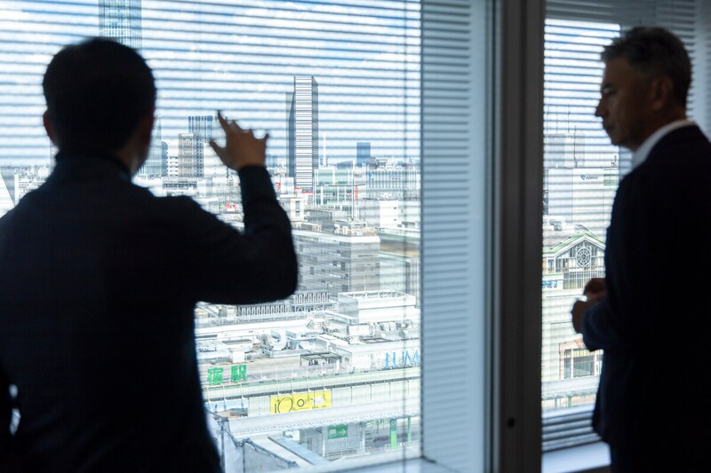 表輝幸・ルミネ社長（左）と江幡哲也・オールアバウト社長（右）
