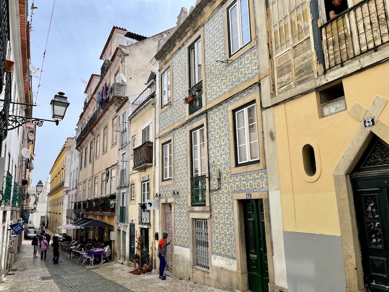 細い路地にも車が入ってくる