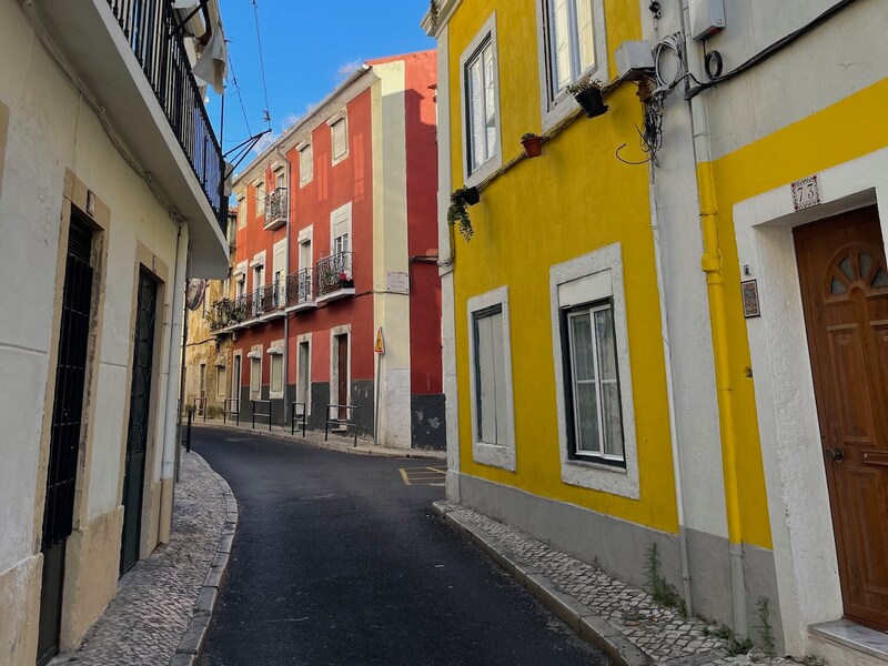 狭くて急な石畳の歩道