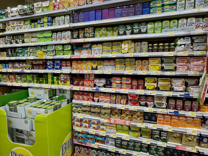 スーパーの魚介の缶詰棚