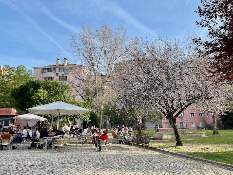 外でコーヒーやワインを楽しむ人々