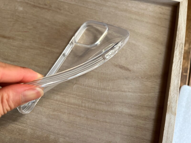 キャンドゥの「for iPhoneスモール 2カメラ穴」は柔らかい素材