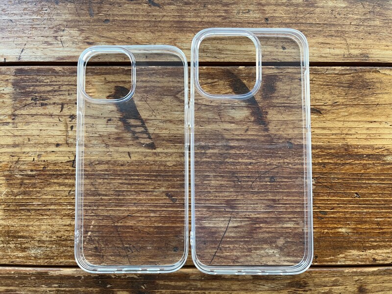 キャンドゥの「for iPhoneスモール 2カメラ穴」(左)、「for iPhoneラージ 3カメラ穴」(右)