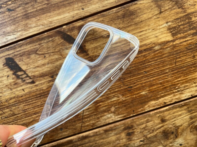 キャンドゥの「for iPhoneラージ 3カメラ穴」も柔らかい素材