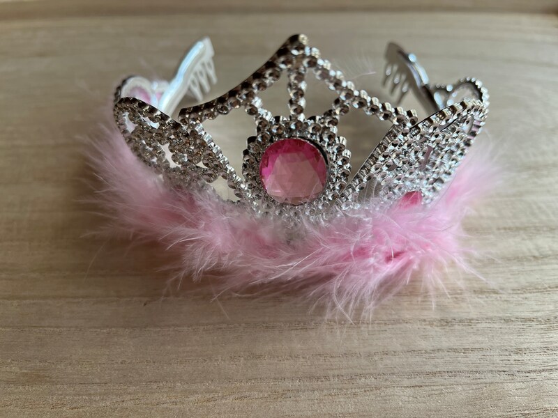 キャンドゥの「プリンセスファーティアラ」はふわふわで可愛い!