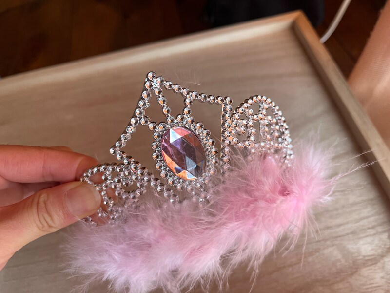 キャンドゥの「プリンセスファーティアラ」のピンクの大きな飾りが印象的