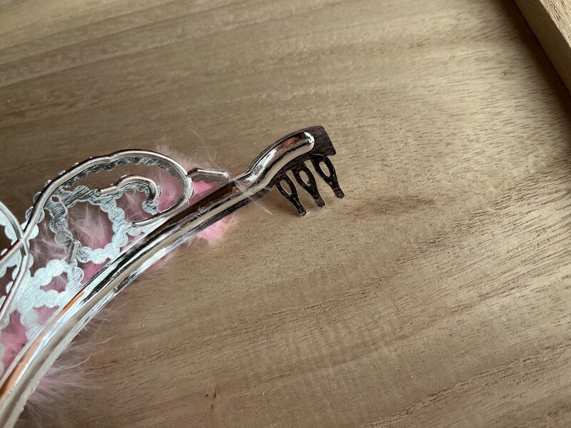 キャンドゥの「プリンセスファーティアラ」には両端に留め具がついている