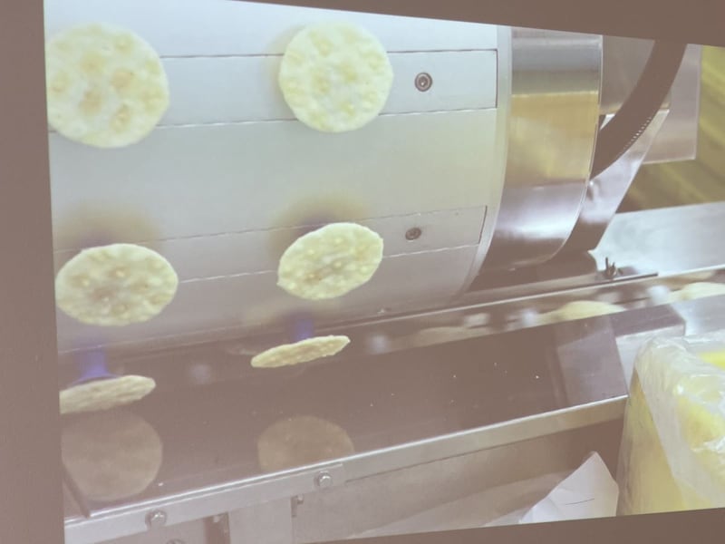 工場の見学通路には、生産ラインのズーム映像が流されており、細部の作業も確認できます。