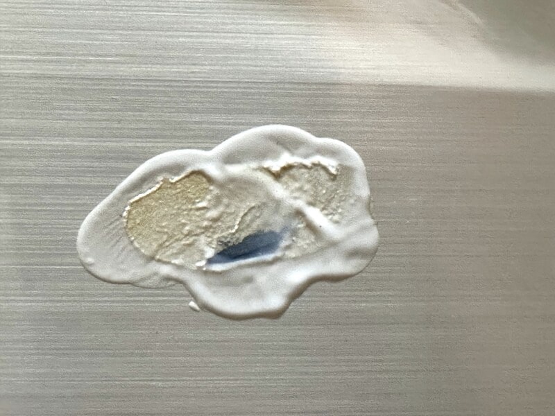 冷蔵庫の扉に残っていた古いシールの跡も、日焼け止めクリームを塗りこんでしばらくおくと拭き取れました