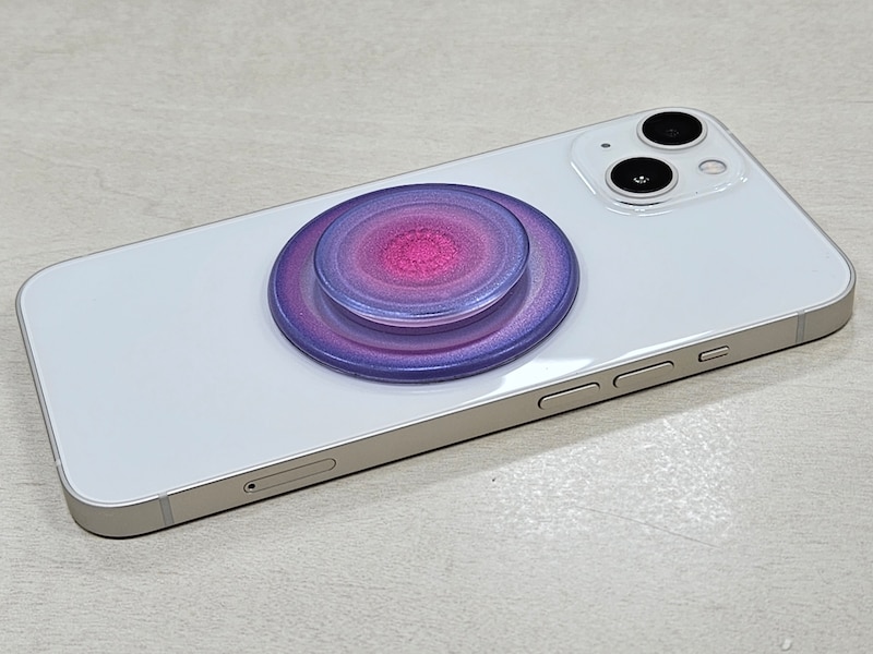 iPhone本体に装着(iPhone 13に装着した例)