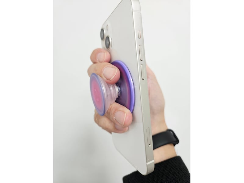 指で挟みながらiPhoneをホールド