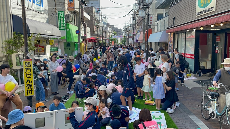 商店街とのコラボイベントも毎年開催し、大盛況です。