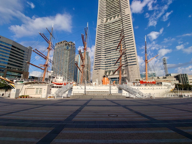 死体を前に呆然と立ち尽くす誠司の背後に映っていたのは「帆船日本丸」