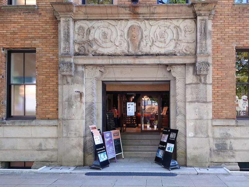 アネモネが運営しているバー「ADONIS045」の入口として登場した「THE BAYS」