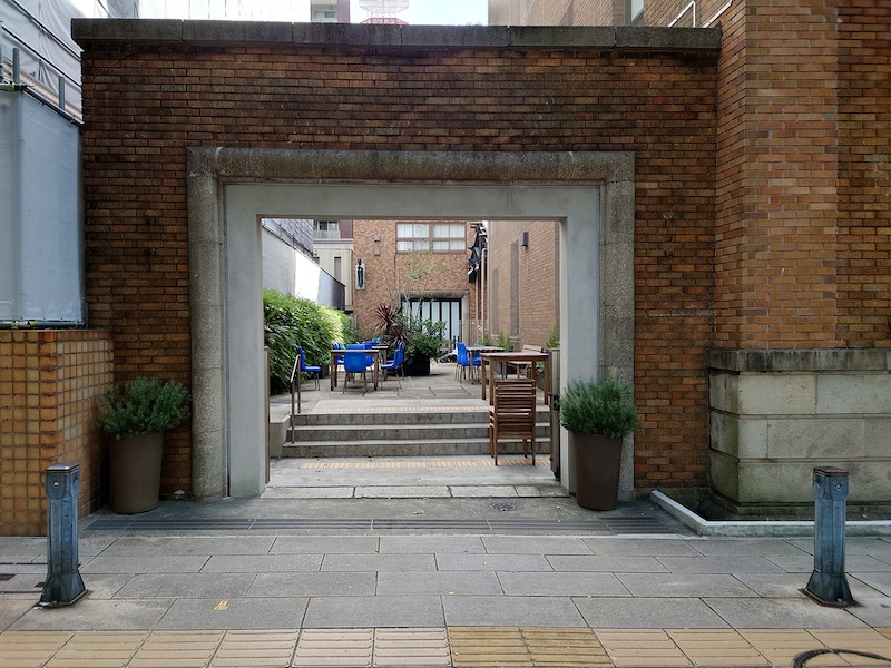 「THE BAYS」入口横には誠司が抜け出した裏口も