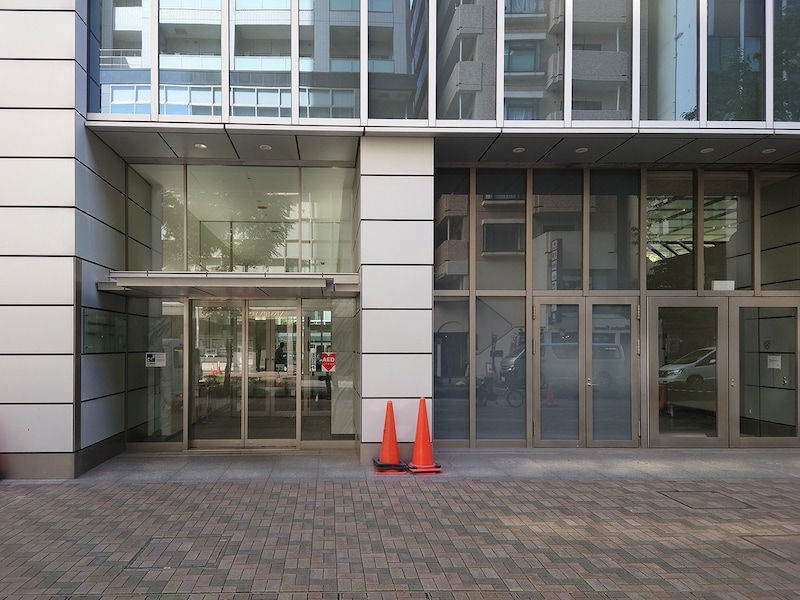 「横浜テレビ」のエントランスとして登場した「横浜メディア・ビジネスセンター」