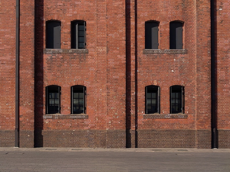桔梗と査子が話をしていたのは「横浜赤レンガ倉庫」2号館海側の壁面前