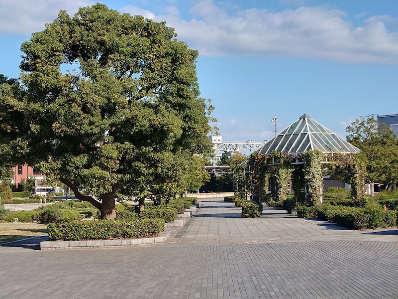 隣接する赤レンガパークも背景として登場