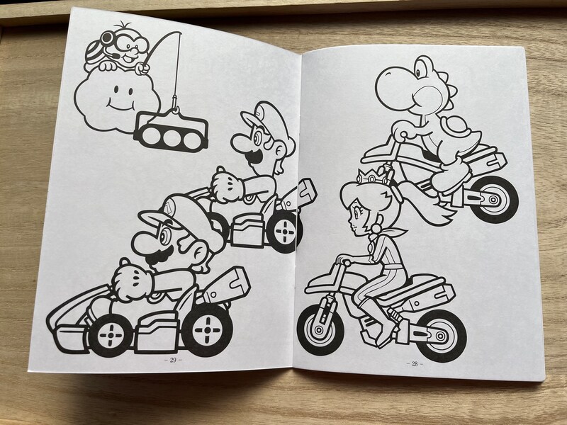 裏から開くとマリオカートのぬりえになっている