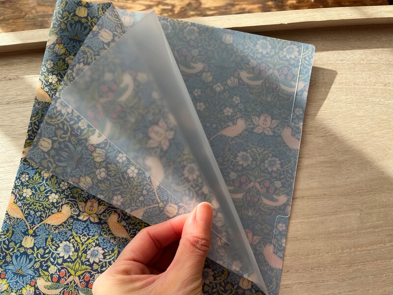 セリアのウィリアム・モリスグッズ「A4 クリアホルダー」はポケットが3つある