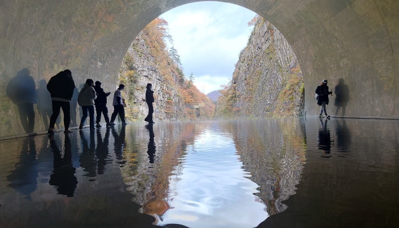 清津峡渓谷トンネル(8)/パノラマステーションから渓谷と紅葉のリフレクションを眺める