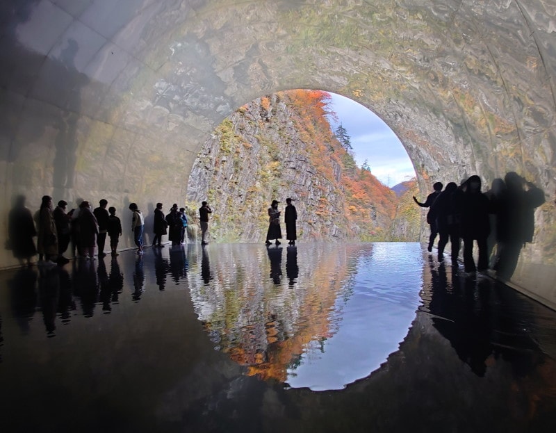 清津峡渓谷トンネル(9)/パノラマステーションから渓谷と紅葉のリフレクションを楽しむ