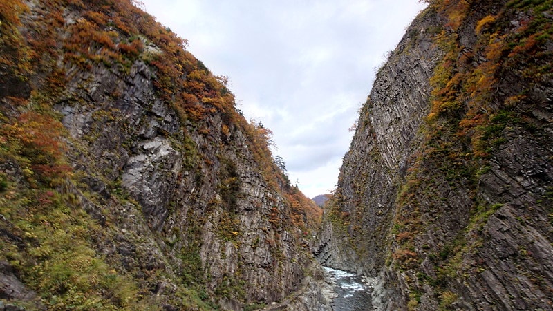 清津峡渓谷トンネル(10)/パノラマステーション開口部から渓谷と紅葉を望む