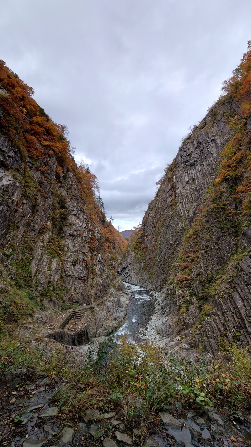 清津峡渓谷トンネル(11)/パノラマステーション開口部から渓谷と紅葉を望む
