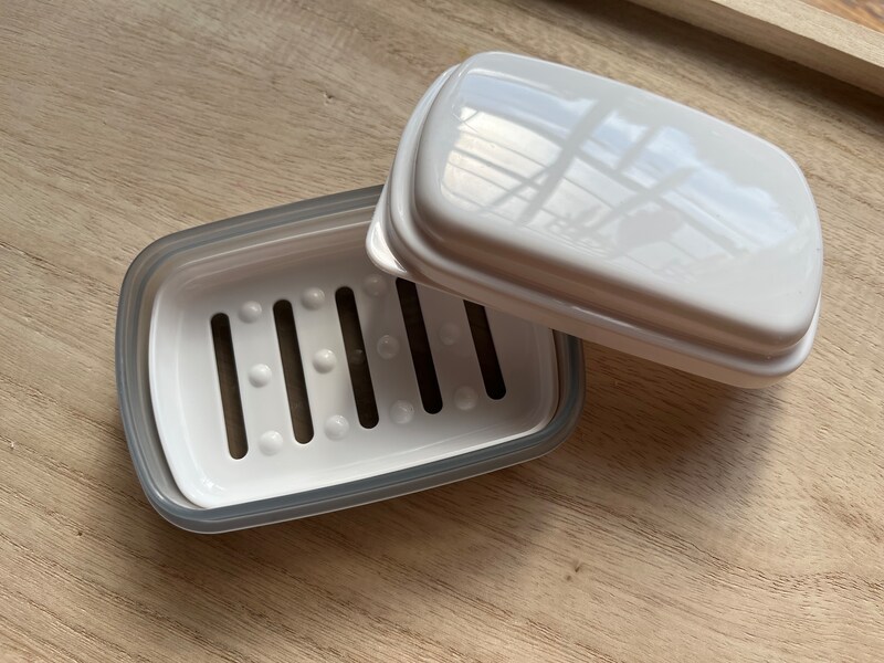 セリアの「持ち運びできるせっけんケース」は密封できるふた付き