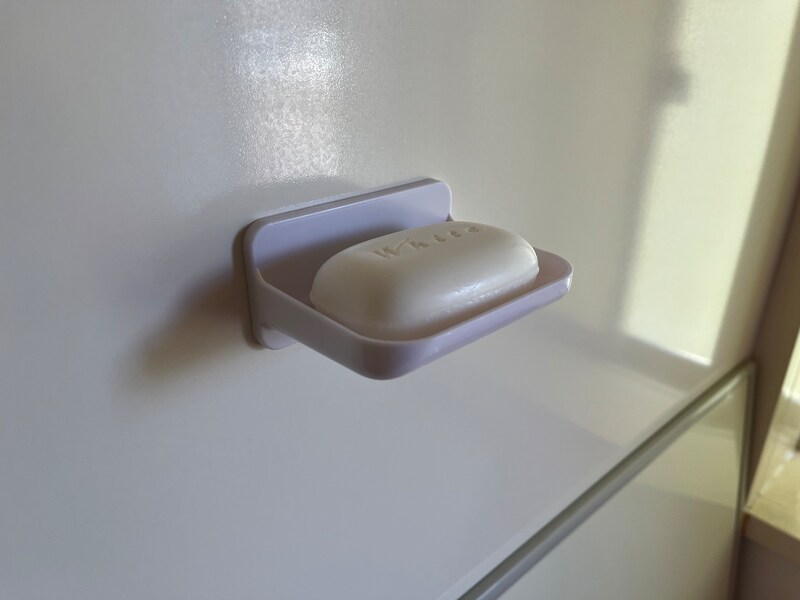 セリアの「マグネットバストレイ」は石鹸を浮かしておける