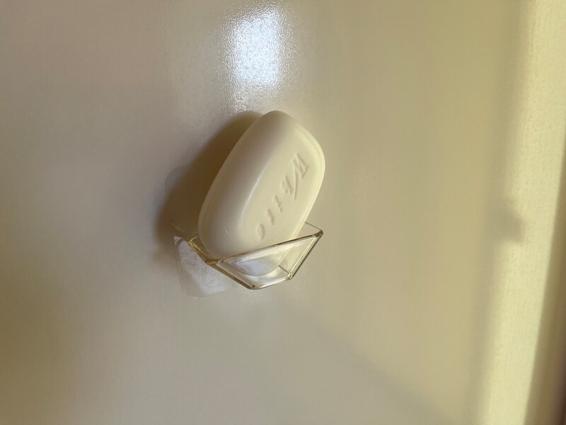 セリアの「フィルムフック水が切れる石けんトレー」は石鹸を斜めにできる