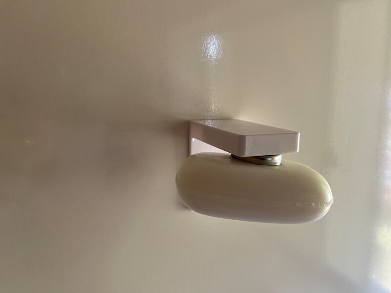 磁石の力で石鹸が浮く